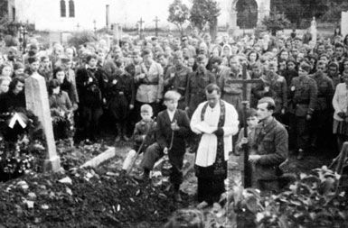 Verski obred med partizani (na sliki: pogreb komandanta Notranjskega odreda Draga Furlana in dveh tovarišev, ki sta padla v boju pri Radleku 19.6. 1944)
