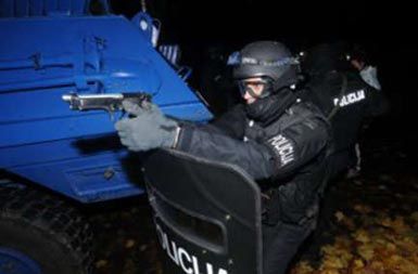 Policist ob dotrajanem vodnem topu