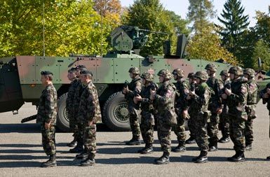 Slovenskim vojakom za resnejše spopade primanjkuje težjega orožja, saj izdelava patrij, ki so edine odporne na improvizirane obcestne mine, v Sloveniji precej zamuja