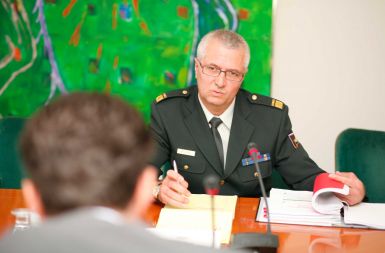 Milko Petek iz generalštaba Slovenske vojske pred Cviklovo komisijo