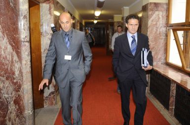 Darko Njavro in Milan M. Cvikl pred zaslišanjem, ki ga ni bilo