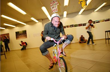 Umetniški vodja festivala Cris de Bode med kolesarsko dirko Tour de Bode