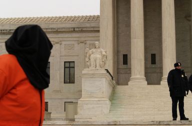 Protesti pred vrhovnim sodiščem v Washingtonu v podporo zaprtih v Huantanamu