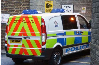 Londonski policisti iščejo najstnike z orožjem
