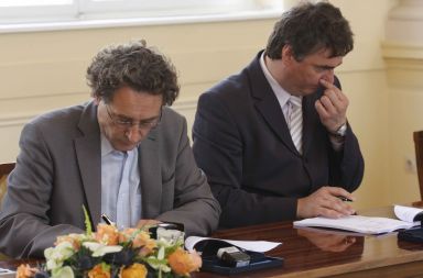 Glavni tajnik Sviza Branimir Štrukelj in minister zver podpisujeta sporazum