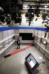 Imamo čast, da vam lahko ekskluzivno predstavimo nov studio, v katerega se oddaja seli v ponedeljek. Čuk sicer pravi, da se je zavzemal za to, da bi slovenska oddaja ostala v starem studiu, a ga niso uslišali.