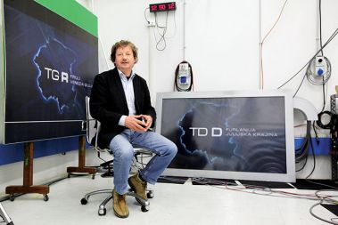 V času našega obiska se je bližalo snemanje poročil v italijanskem jeziku, zato je bilo slovensko ozadje prislonjeno na steno. Slovenski dnevnik je vsak dan na sporedu ob 20.30. 