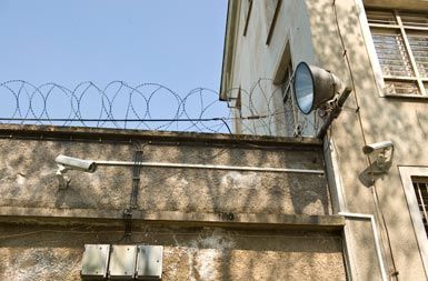 V zaporu na Povšetovi je zasedenost 130-odstotna
