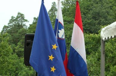 Slovenska zastava na Trakošćanu naj bi imela s slovensko malo skupnega, pravi Jelinčič