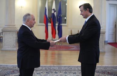 Ruski veleposlanik Doku Zavgajev in slovenski predsednik Danilo Türk