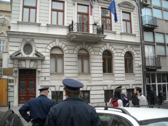 Zborovanje ob prisotnosti policistov