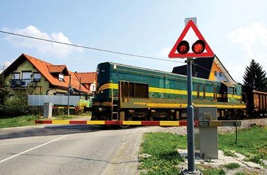 Zgodilo se je že, da je cena zavarovanja železniškega prehoda presegla milijon evrov, so pa tudi primeri, ko je v resnici ceneje zgraditi most ali izkopati podvoz kot pa postaviti avtomatske zapornice.