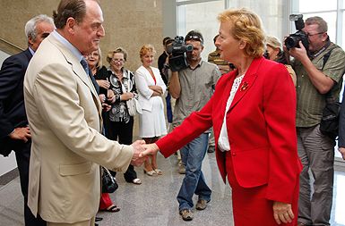 Ivan Zidar in Zofija Mazej Kukovič med primopredajo pediatrične klinike