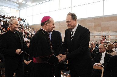 Bilo je nekoč: prijateljski stisk rok direktorja Zidarja in nadškofa Krambergerja