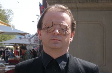 Performans Poskus št. 517 ali kaj je Petru tokrat zraslo na glavi?, ki je danes dopoldne potekal v Mariboru.