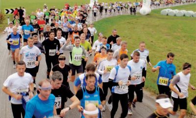Zmagovalni Borut Pahor med tekači naljubljanskem maratonu. Čas njegovegatelesnega stražarja je bil identičen časuvarovane osebe, kar tudi ni mačji kašelj.