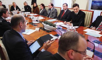 Janez in njegova nova tablicana sestanku pri predsednikuvlade. Cena sitnica. Povprečnaplača Vegradovega delavca,ko jo dobi, če jo dobi.