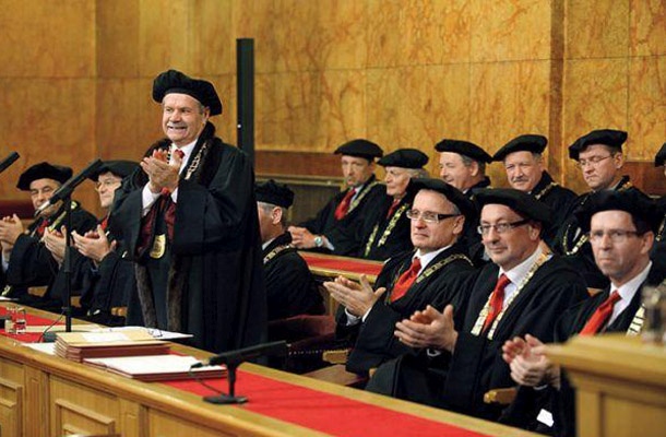 Rektor Univerze v Ljubljani dr. Stane Pejovnik in drugi visoki predstavniki naše največje univerze.