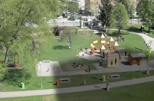 'Ljubljanski' vrtev v senci rastoče stolpnice, ki si ga lahko ogledate na spletni strani http://www.velenje-tourism.si/101