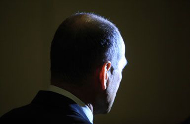 Kot so na svoji spletni strani zapisali v SDS, se je na Youtube pojavil video, v katerem je moč videti, kako nekdo predsedniku vlade Janši, upodobljenem na brezplačniku Žurnal, prereže usta s škarjami, sledi pa prizor, v katerem se puškin merek ustavi točno na Janši.