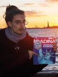 Martin s kipom svobode pri Kipu svobode, New York, ZDA 