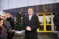 Premier Cerar je na očitke o neustavnem zakonu o tujcih odgovoril pred z božično jelko okrašenim Azilnim domom