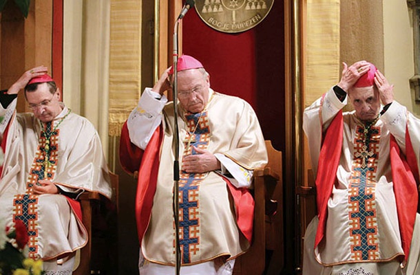 Ker je pri duhovnikih težko določiti višino dohodka, ki ga prejmejo za opravljene religiozne dejavnosti in obrede, je pri dohodnini njihov dohodek določen s pavšalom.