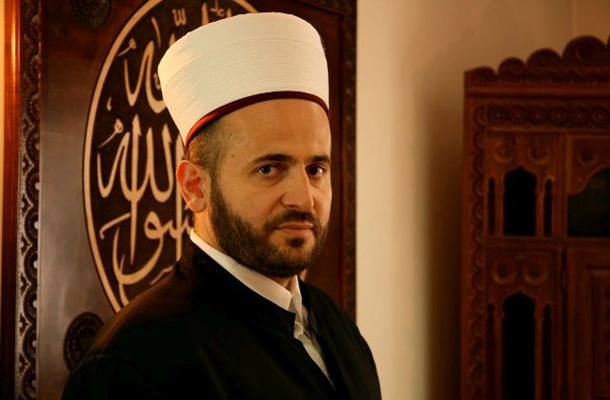 Zukorlić ima kot državljan Srbije seveda pravico do kandidature na politične funkcije, toda ta presedan mnogi vidijo kot kršitev Ustave islamske skupnosti ter načela delitve države in verskih skupnosti.