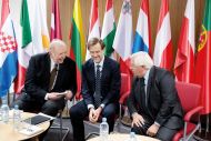Dimitrij Rupel, Lojze Peterle in Milan Kučan skupaj obujajo spomine na mednarodno priznanje Slovenije pred 25 leti. 