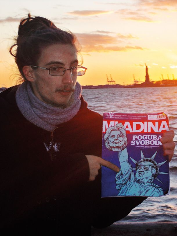 Martin s kipom svobode pri Kipu svobode, New York, ZDA 