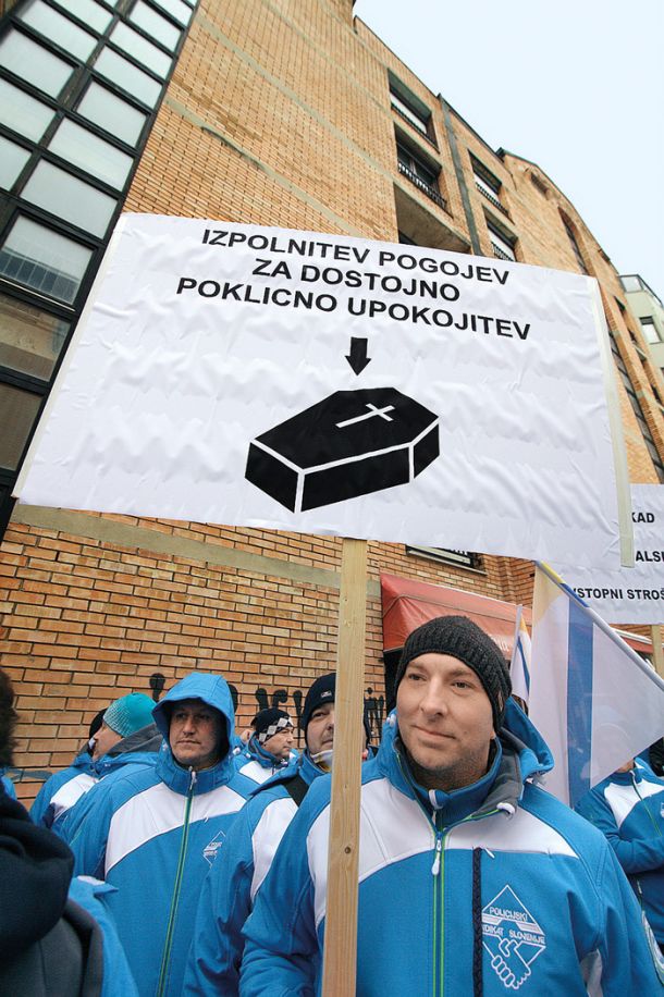 Sindikalni protest predstavnikov težkih poklicev (rudarji, policisti, vojaki …) proti znižanju prispevne stopnje za poklicne pokojnine