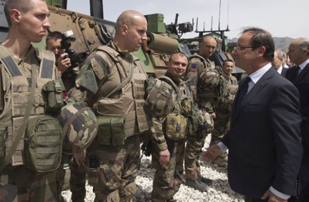 Hollande z dobrimi novicami na obisku pri francoskih vojakih v Afganistanu.