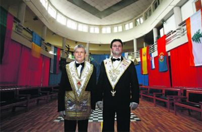 Čeprav delo masonov ostaja prekrito s tančico skrivnosti, so se ob tej priložnosti nekateri masoni oziroma prostozidarji tudi slikali in spregovorili za javnost.