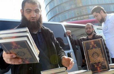 Berlinski salafisti med razdeljevanjem brezplačnih izvodov korana.