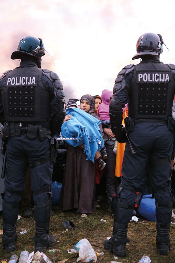 Strah ima velike oči: Nepredvidljive varnostne grožnje na slovenski meji leta 2015.