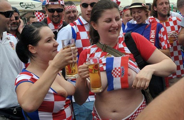 Divji ženski, kot ju imenujejo na Hrvaškem, sta dejali, da sta se razgalili zgolj in samo v podporo hrvaški izbrani vrsti.