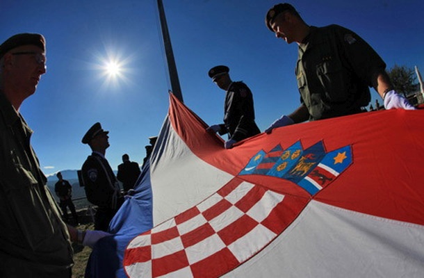 Visoki hrvaški politiki so začeli s slovesnostmi v spomin na padle med operacijo in med celotno domovinsko vojno na Hrvaškem.