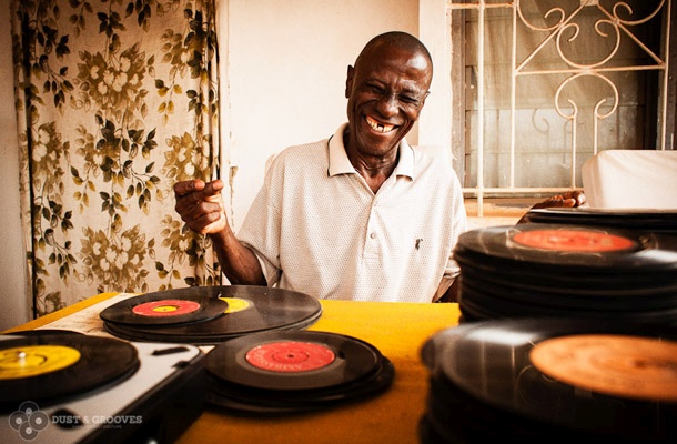Philip Osey Kojo, devetdesetletnik iz Gane, ki uživa v zvoku vinilk.