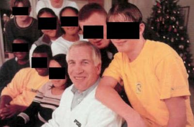 Sandusky je v 15 letih v spolne odnose silil skupaj 15 fantov. Nekatere je posiljeval kar v slačilnici.