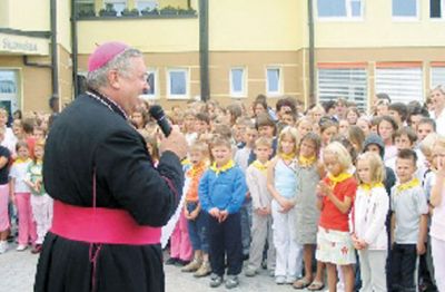Nadškof Uran med pridigo na avni šoli.