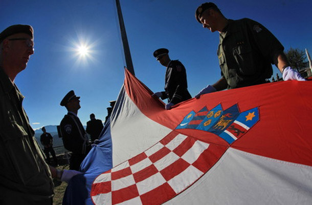 Visoki hrvaški politiki so začeli s slovesnostmi v spomin na padle med operacijo in med celotno domovinsko vojno na Hrvaškem. 