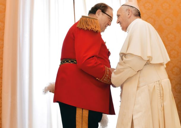 Papežev prisrčen sprejem Matthewa Festinga, princa in velikega mojstra Suverenega malteškega viteškega reda, lanskega junija. Pol leta kasneje je Festing odstopil. 