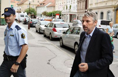 Po besedah Voduškovega odvetnika Boštjana Penka mora o podaljšanju pripora odločiti zunajobravnavni senat. Pripor se v takšnih primerih praviloma podaljša za dva meseca. 