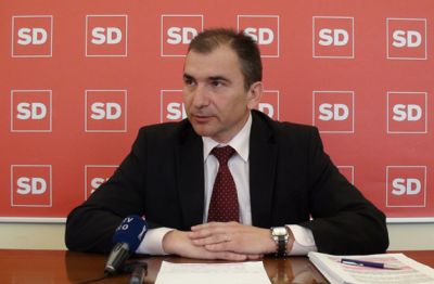 Po 20 letih želi vladajoča koalicija očitno razprodati še zadnje premoženje, ki ga imamo, se je zbal Veber.