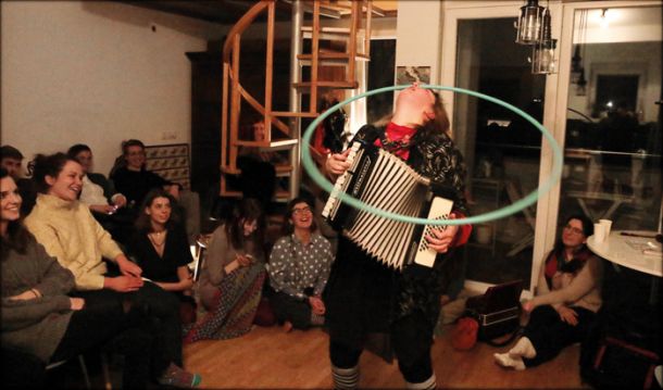 Alice Edelweiss, sub-kulturni Kavč Festival, stanovanje v Ljubljani