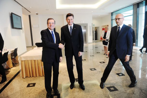 Foto tedna: Predsednik Evropske centralne banke Mario Draghi, predsednik republike Borut Pahor in guverner Banke Slovenije Boštjan Jazbec, slovesnost ob 10. obletnici uvedbe evra v Sloveniji, Hotel Union, Ljubljana