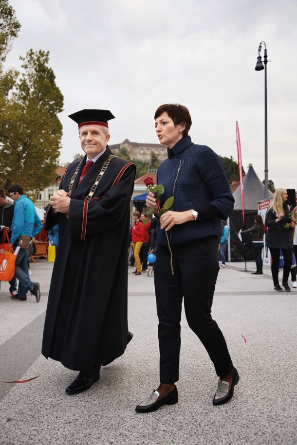 Rektor ljubljanske univerze Ivan Svetlik in ministrica za izobraževanje Maja Makovec Brenčič ob začetku študijskega leta 2015. Rektor bi vpis na fakultete prilagodil sposobnostim mladine, ministrica pa potrebam delodajalcev in družbenemu razvoju.