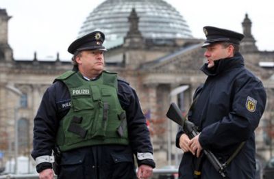 Amnesty International je sodbo označil za pomemben signal policiji, nemški Institut za človekove pravice pa je sporočil, da bo morala policija sedaj spremeniti svoje prakse.
