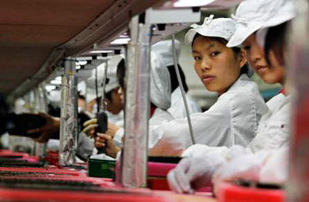 Kot poroča kitajska stran Sina, je namreč Foxconn, ki izdeluje tudi konzolo U, v svoji tovarni v pokrajini Jantai za delo uporabljal mladoletnike, stare od 14 do 16 let, ki so tudi do 16 ur dnevno sestavljali priljubljene naprave za igranje.