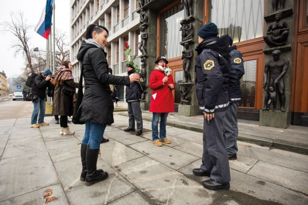 Rože za policiste, s kulturo proti represiji – protestni zbor ob sprejemanju večjih pooblastil za represivne organe.